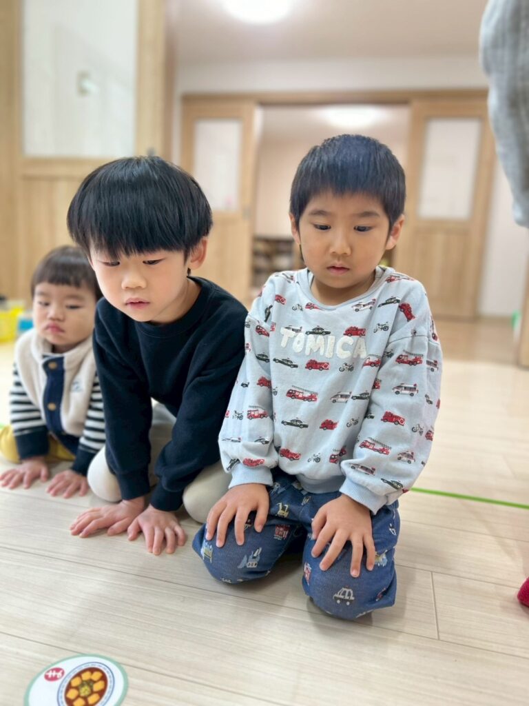 絵カルタを見つめる真剣な眼差しのタイムカプセル保育園の子どもたち。生き生きとした兵庫県丹波市の保育園の日常。