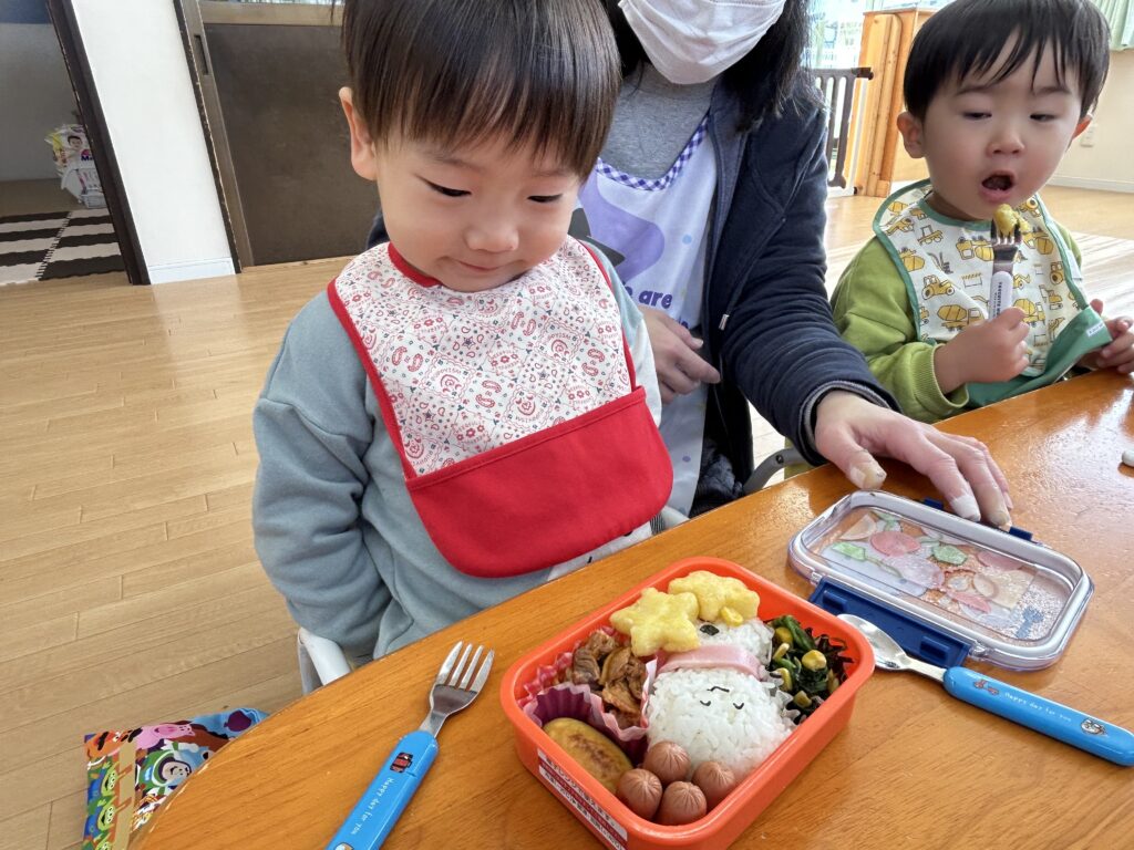 タイムカプセル保育園のお弁当日に、愛情たっぷりの手作り弁当を前に、嬉しそうな表情を見せる男の子