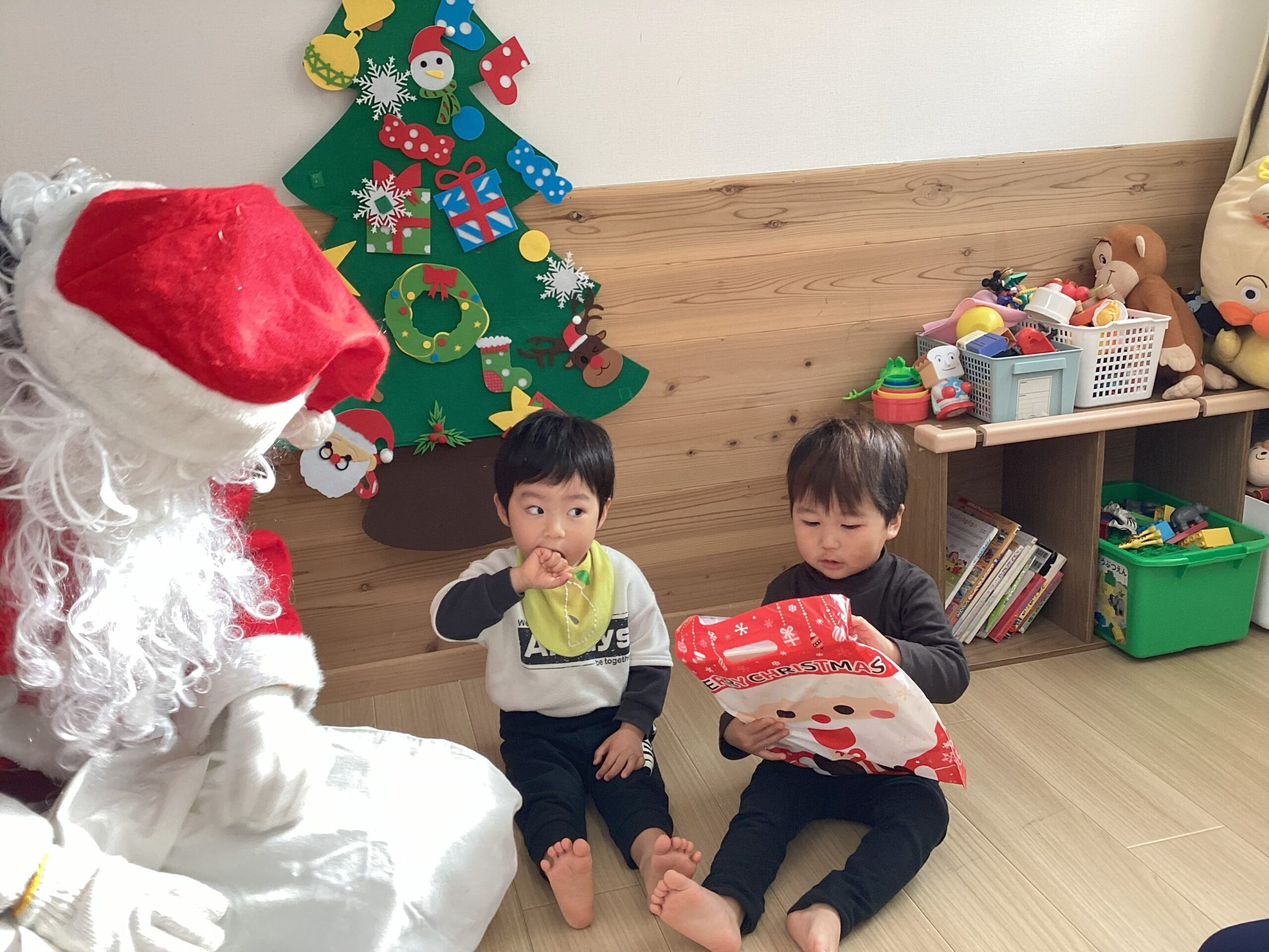 兵庫県丹波市の小規模認可保育園でのクリスマス会。サンタクロースと記念撮影をする子どもたち