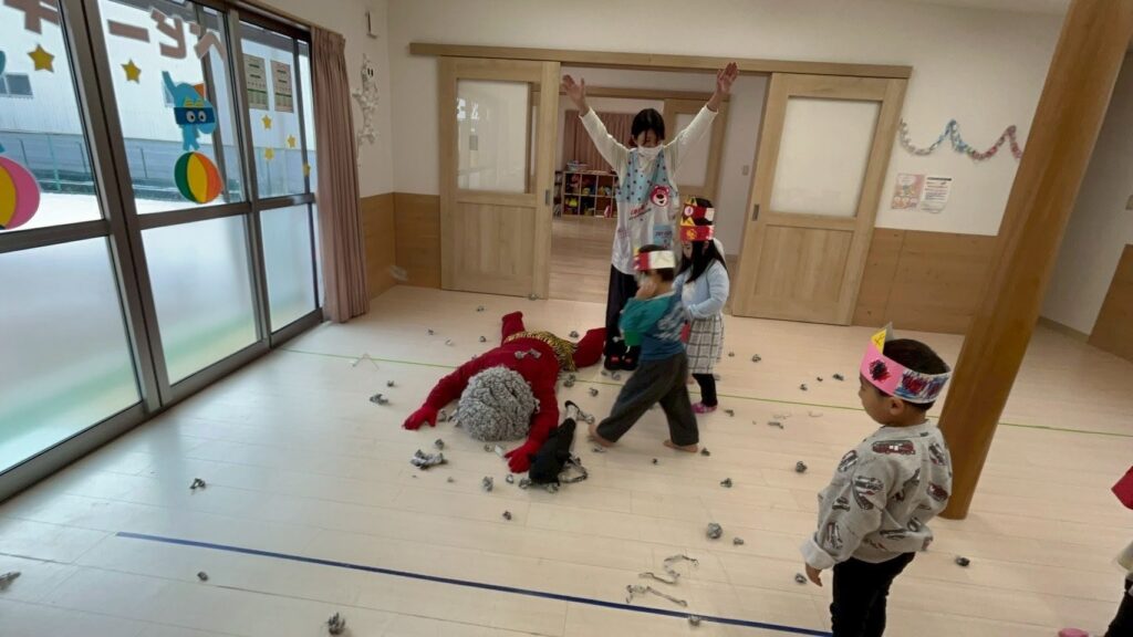 兵庫県丹波市氷上のタイムカプセル保育園の節分会。お花紙で作った手作りの青い鬼のお面（カチューシャ）をつけた子どもの様子