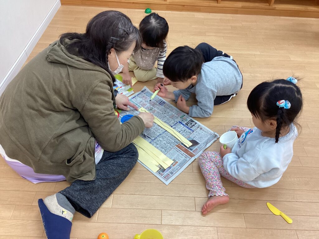 兵庫県丹波市のリトルわんぱく保育園での製作活動。保育士と一緒にマーカーで節分の準備を楽しむ子どもたち