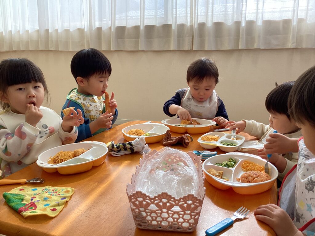 兵庫県丹波市のリトルわんぱく保育園の節分給食。鬼の顔をした特製「鬼オムライス」を美味しそうに食べる子どもたちのランチタイム